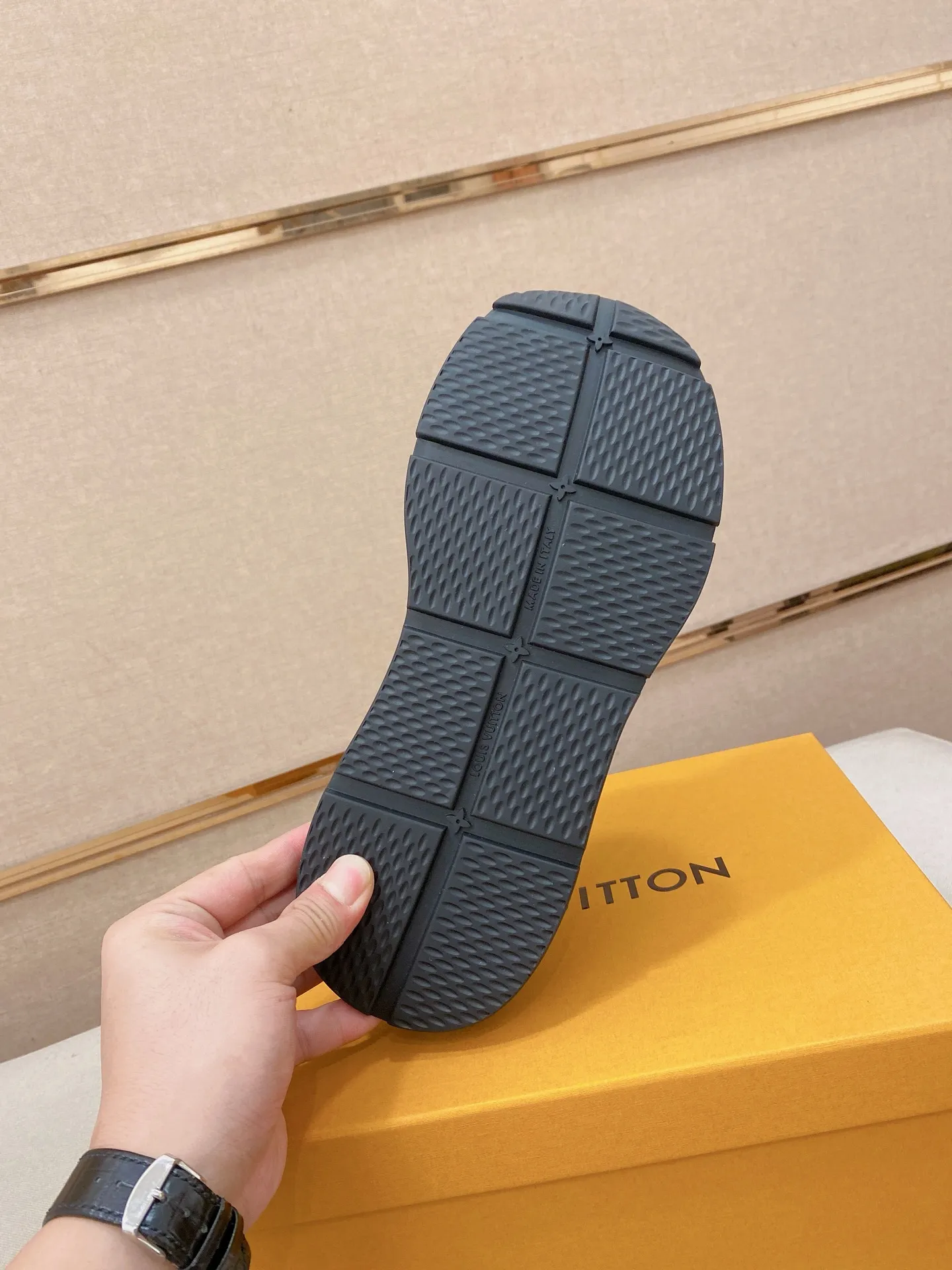 Men's shoes💰 462💰louis vuitton (Louis Vuitton/lv)🔍🔍The new counters are on sale at the same time. The uppers are imported from Italy. ️Re-engraved🇮🇹💪💪, ⚠Sole: The original sole is specially provided by the original factory, the exclusive movable molded sole is super comfortable, ⚠Original factory follow-up goods, 🔍🔍high quality, you can go in and out of the counter at will, welcome to compare⚠. Code number: 38-44 (45/46 customized, non-refundable)